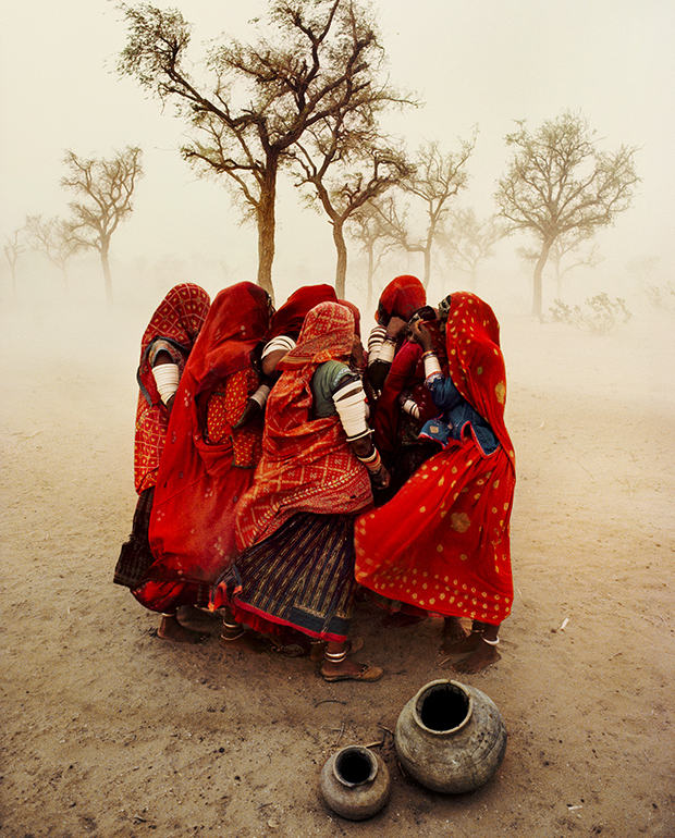Donne cercano di proteggersi durante una tempesta di polvere. India, Rajasthan (1983)